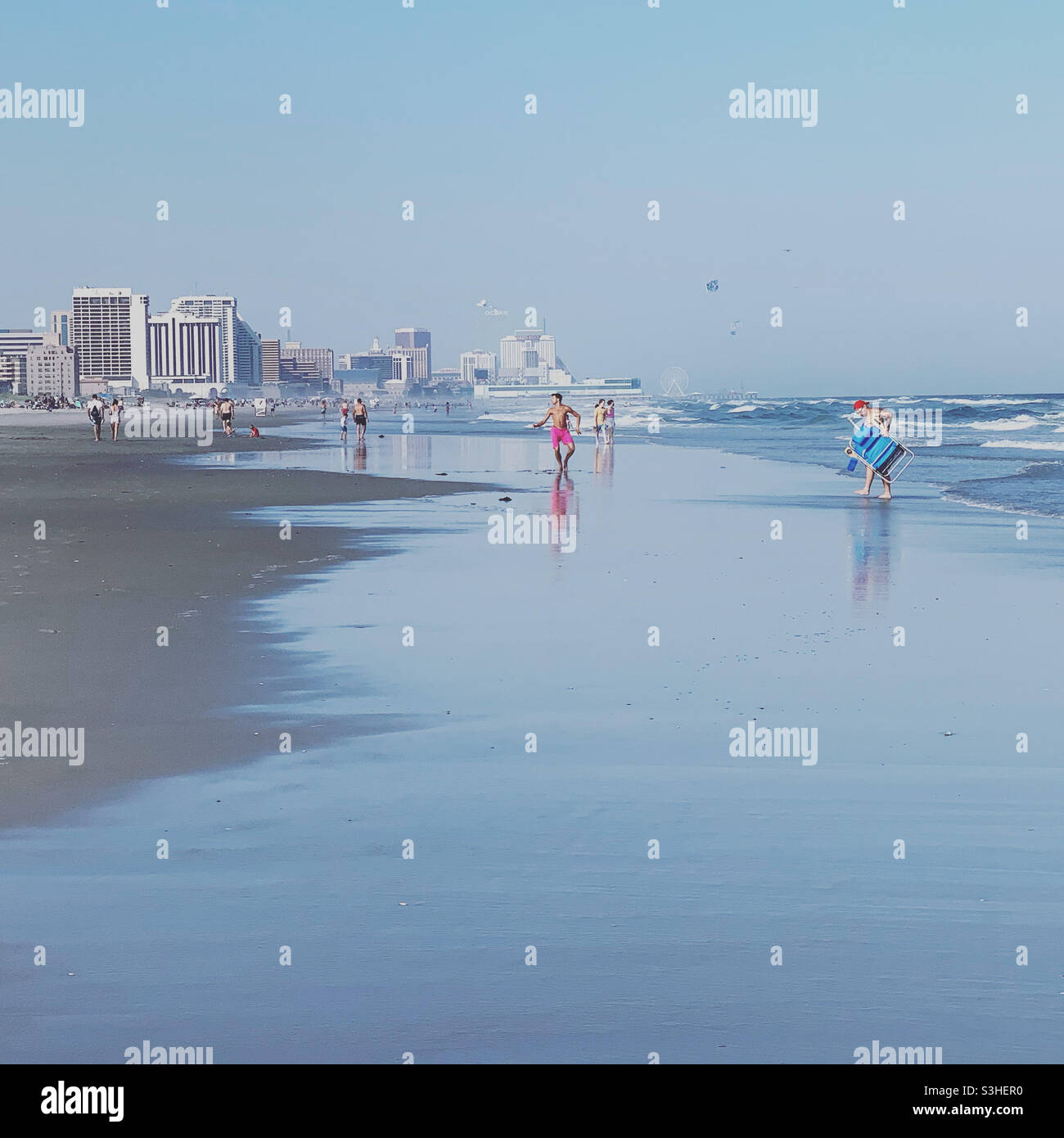 Juli 2021, Blick nach Norden am Strand in Richtung Atlantic City, Ventnor City, Atlantic County, New Jersey, USA - Smartphone-aufgenommenes Stockfoto