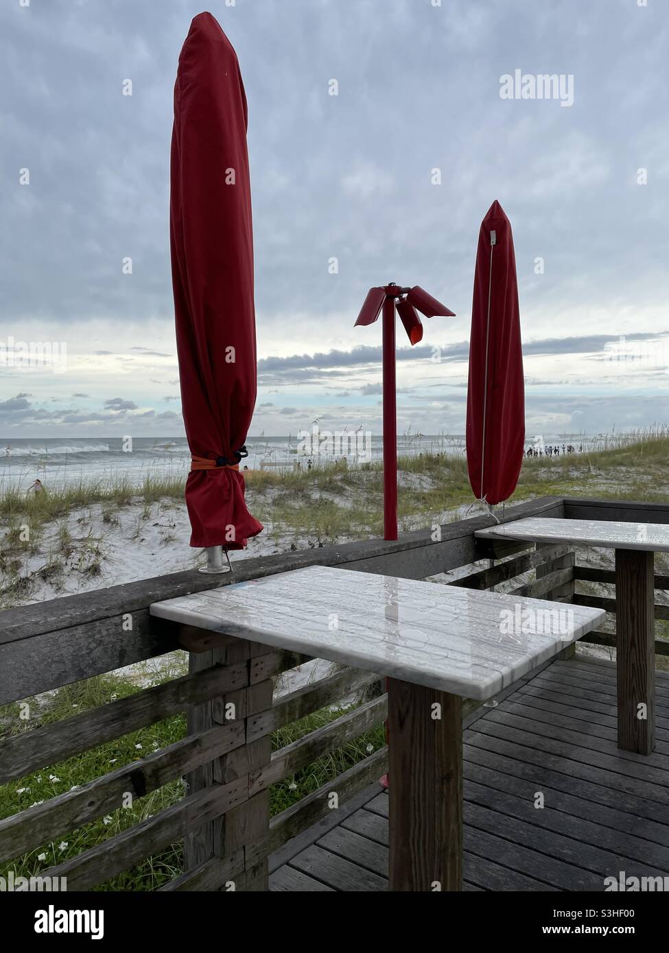 Obere Ansicht des tropischen Sturms Fred nähert sich dem Golf von Mexiko Florida Panhandle mit Outdoor-Schirmen und Tischen - Smartphone-aufgenommenes Stockfoto