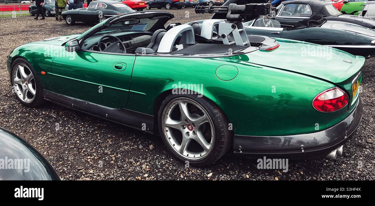 James Bond Jaguar XKR aus dem Film die Another Day mit einem Maschinengewehr Stockfoto