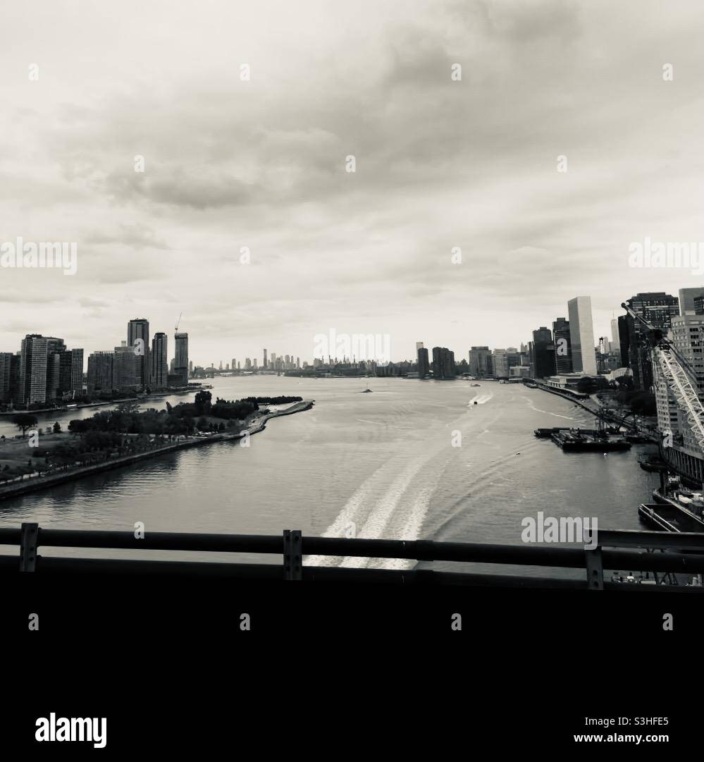 Der East River von der 59th Street Bridge, New York City, NY Stockfoto