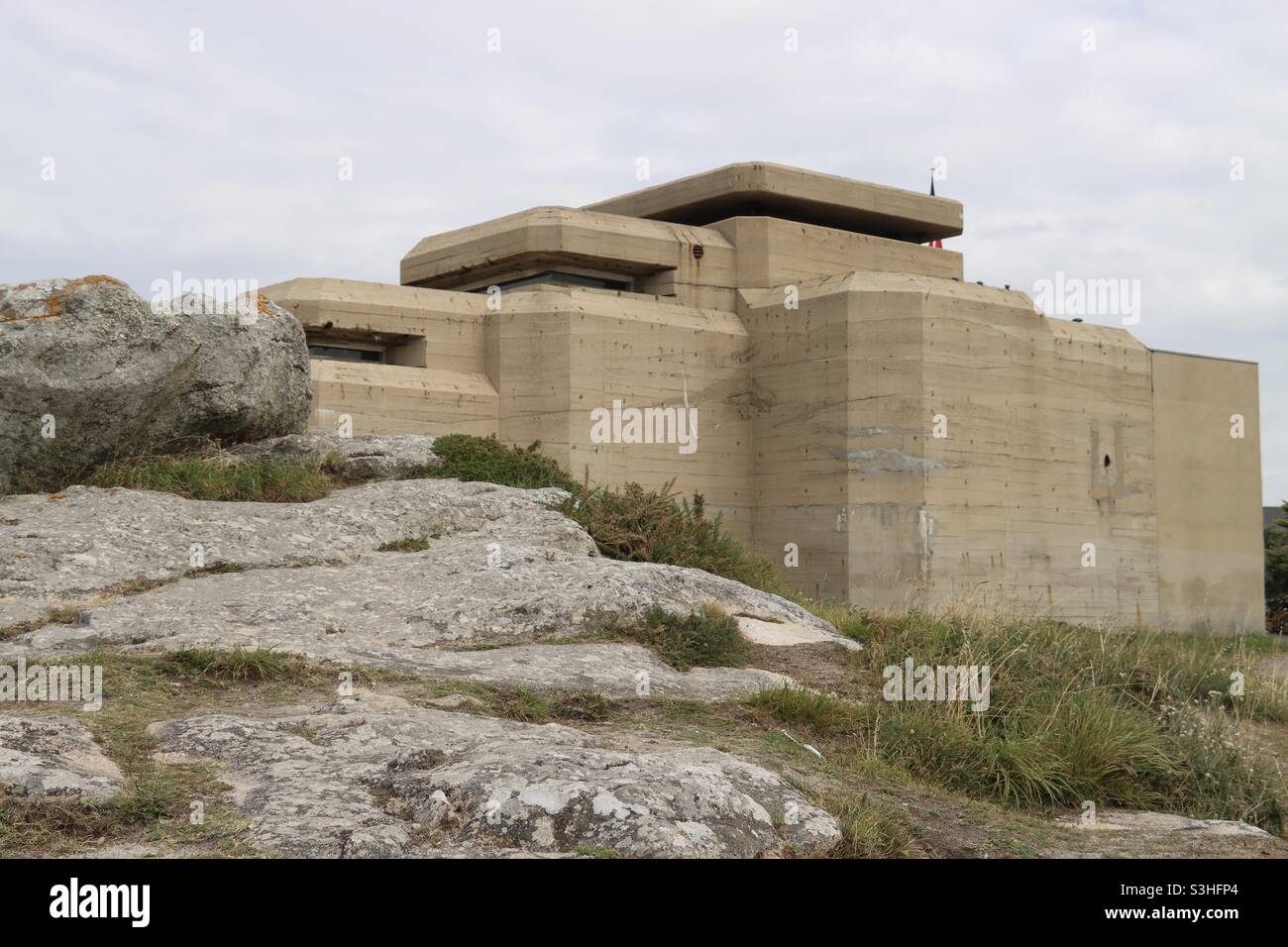 Das Grand Blockhaus, ein Bunker in Batz sur Mer, französisches Departement Loire Atlantique, ist heute ein Museum des zweiten Weltkrieges - Smartphone-aufgenommenes Stockfoto