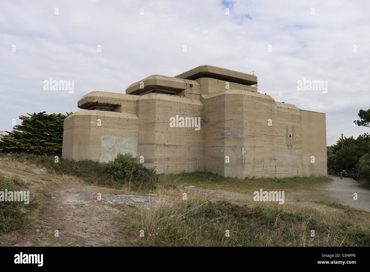 Das Grand Blockhaus, ein Bunker in Batz sur Mer, französisches Departement Loire Atlantique, ist heute ein Museum des zweiten Weltkrieges - Smartphone-aufgenommenes Stockfoto