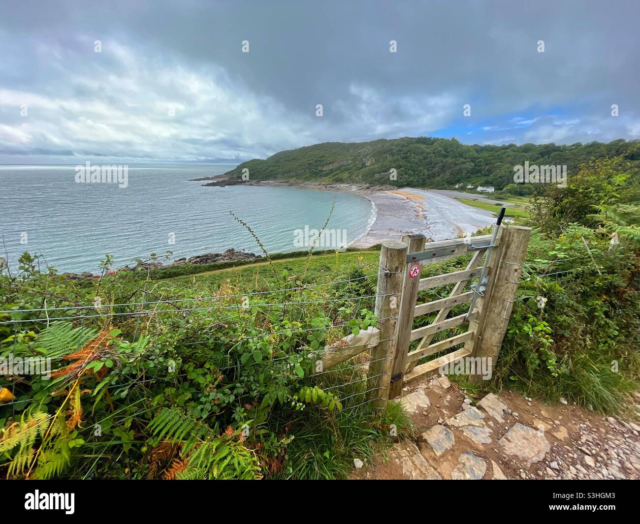 Pwll Du Beach, Gower, vom Küstenpfad von Wales aus gesehen, August. Stockfoto