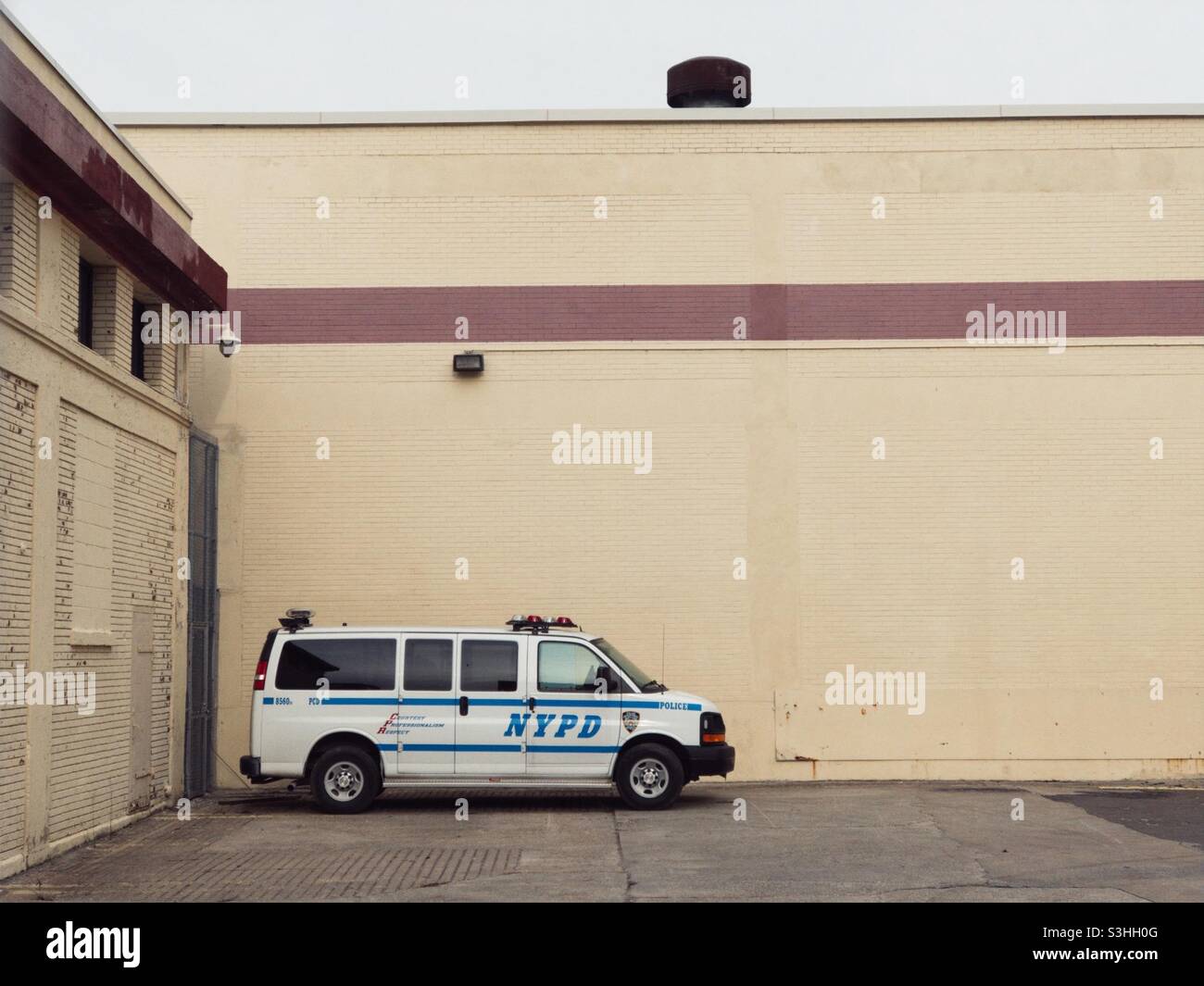 Der NYPD-Van parkte im Sunset Park in Brooklyn Stockfoto