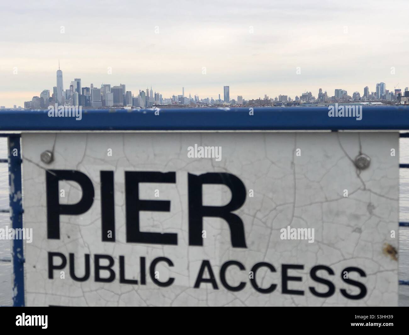 Manhattan, New York vom Pier 4 in Brooklyn aus gesehen. Stockfoto