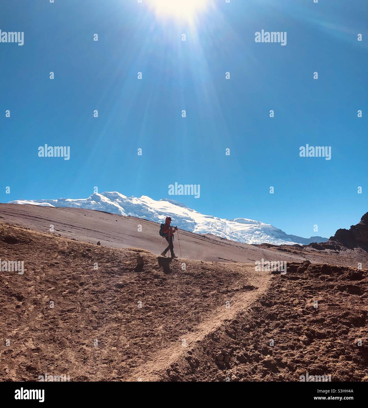 Solo-Wanderer mit Gletscherhintergrund Stockfoto