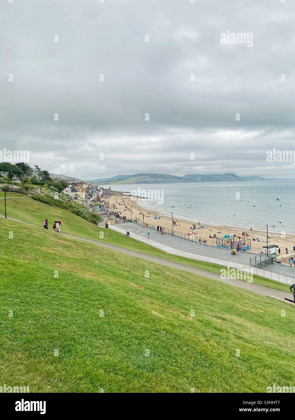 Lyme Regis Strand mit Blick über die Küste nach Osten von oben. Porträtkomposition - Smartphone-aufgenommenes Stockfoto