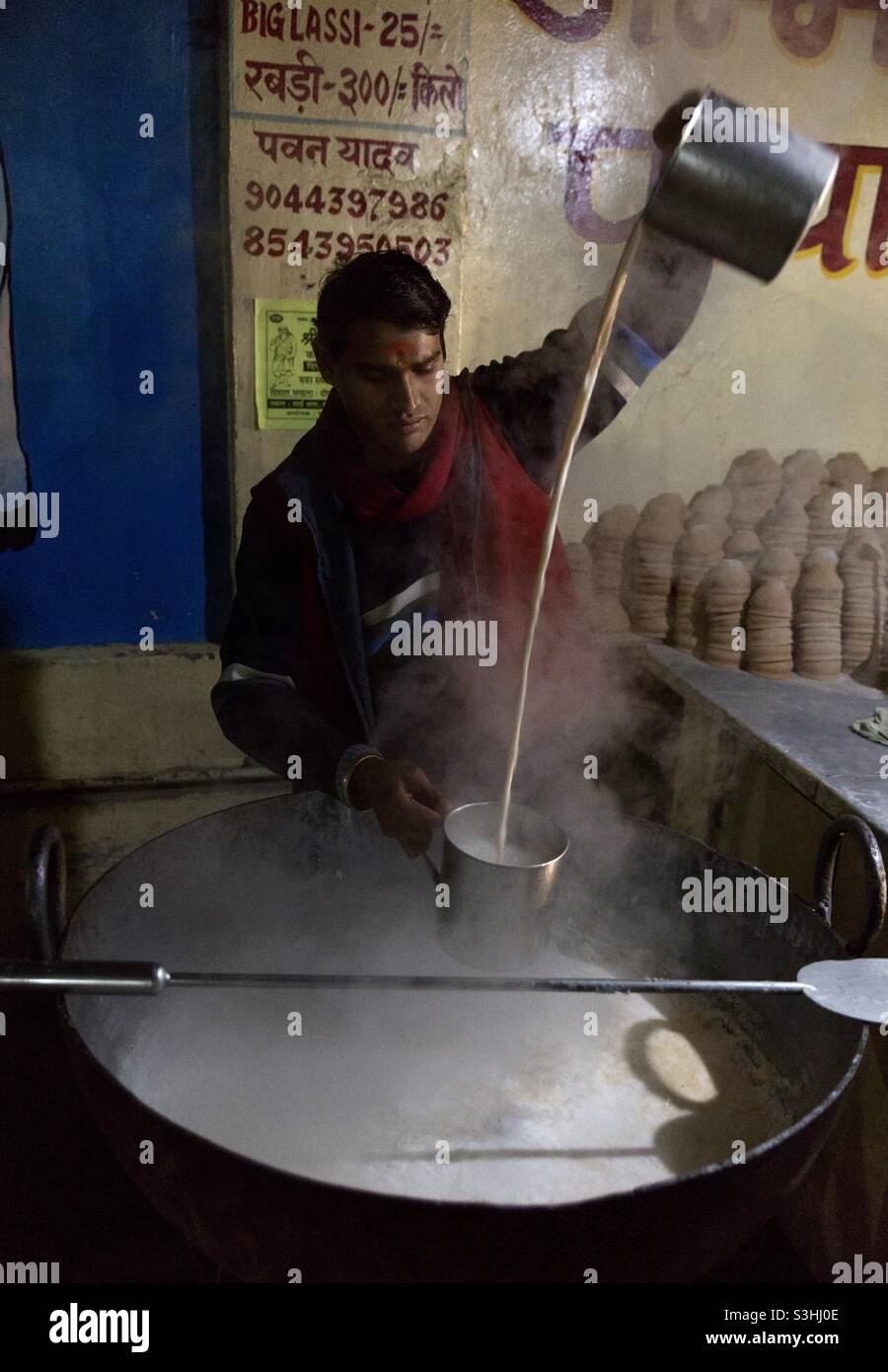 Warme Milch als Dessert zu trinken ist eines der begehrtesten Getränke in Varanasi Stockfoto