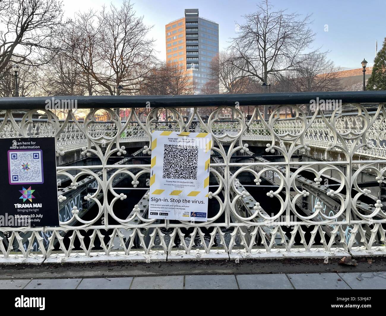 Ein offizielles CovidTracer App QR Code Poster ist an Parkzäune im Zentrum von Christchurch, Neuseeland, angebracht Stockfoto