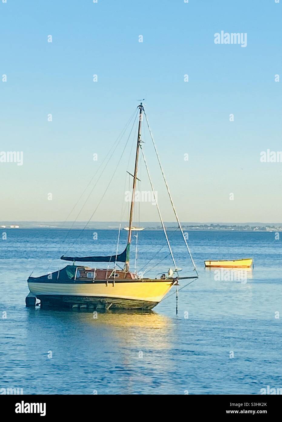 Boote bei Sonnenuntergang in Leigh on Sea, Essex Stockfoto