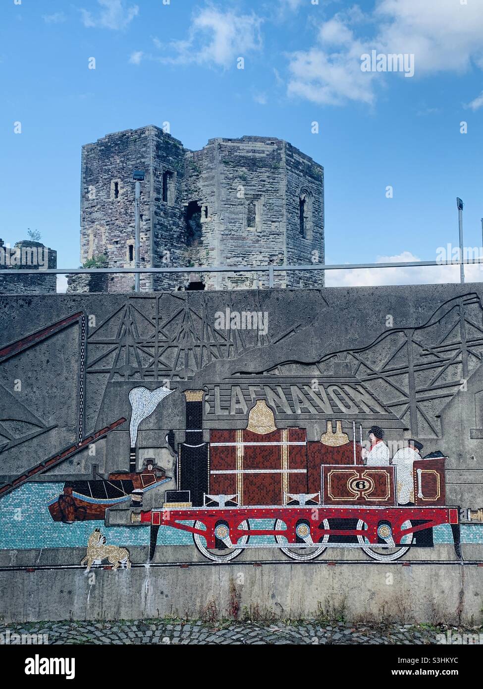 Wandbild des Zuges vor der Burg von Newport - Smartphone-aufgenommenes Stockfoto