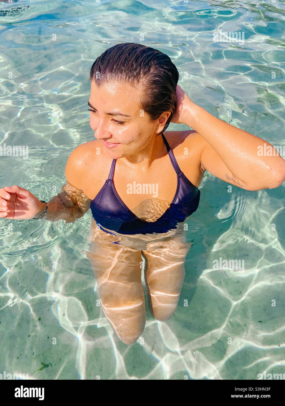 Frau genießt klare Wasserquellen im Sommer Stockfoto