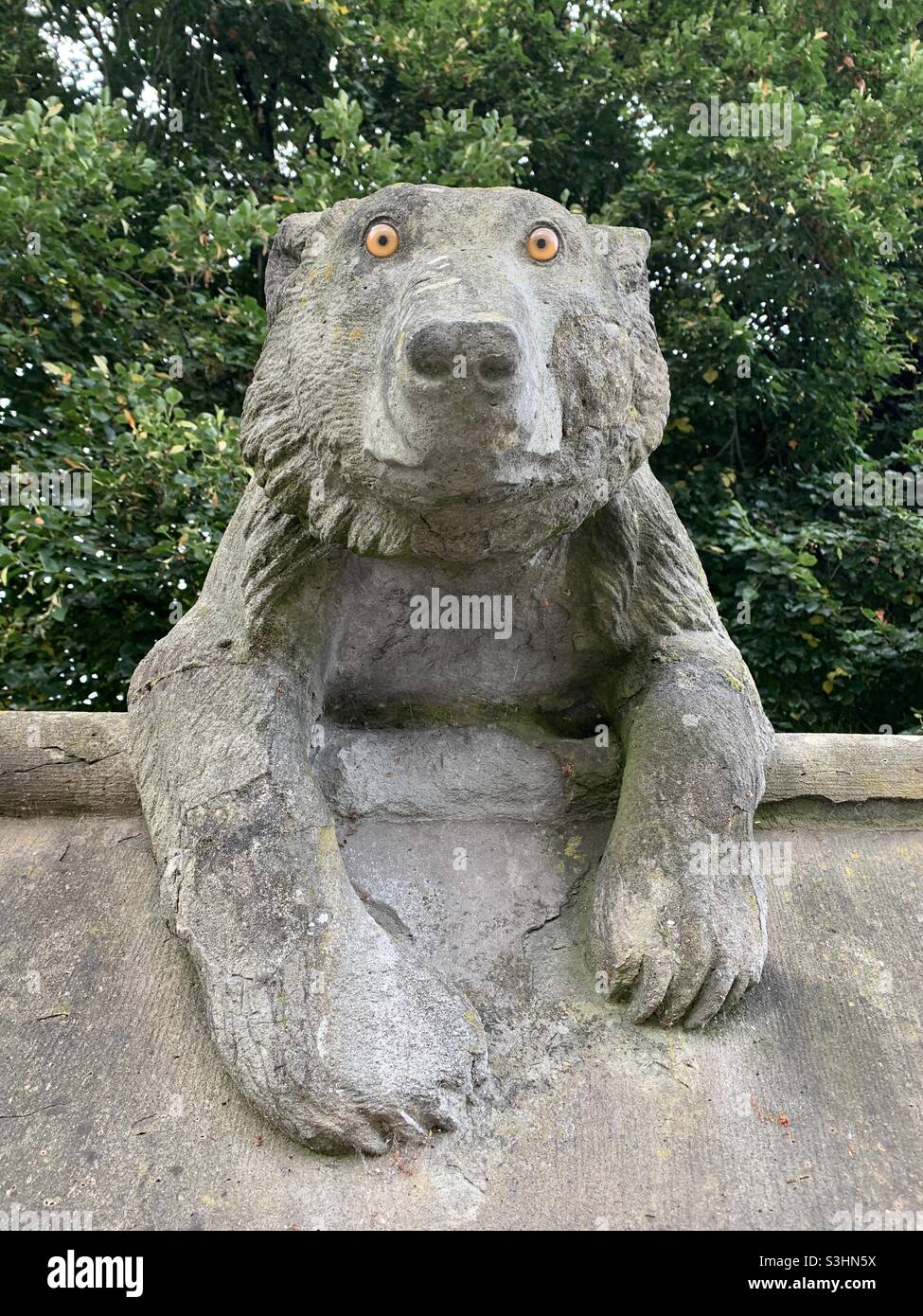 Steinstatue des Bären mit wilden Augen auf der Mauer des Schlosses von Cardiff Stockfoto