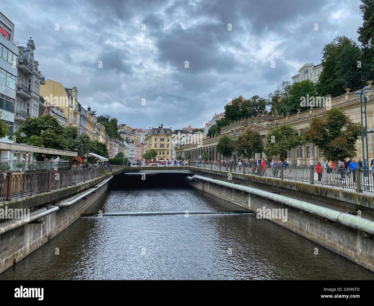 Alte bunte Gebäude, Fluss Tepla und Mühlenkolonnade im historischen Zentrum von Karlovy Vary, Tschechische Republik. - Smartphone-aufgenommenes Stockfoto
