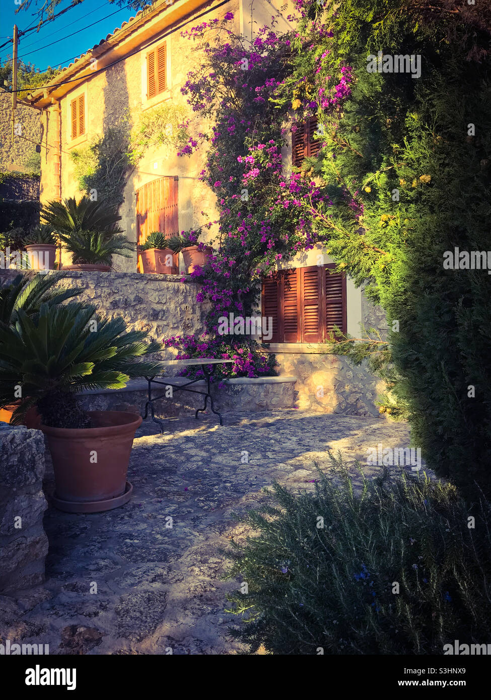 Wunderschöne Villa auf halbem Weg die Calvari Treppe in Pollensa Stadt, Mallorca Stockfoto