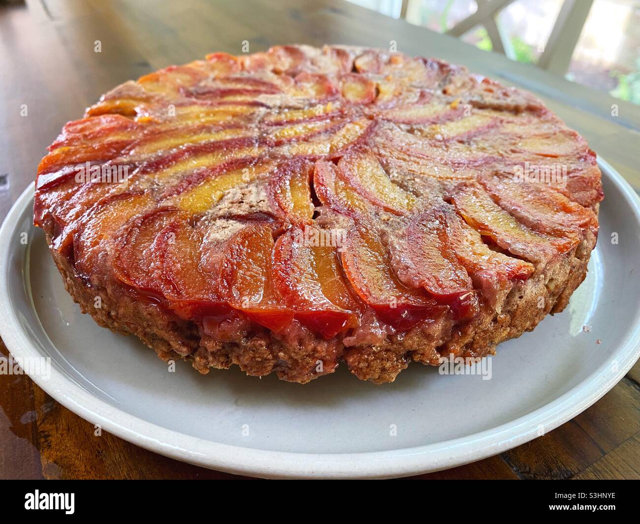 Vegane Pflaumenkuchen auf den Kopf gestellt. Stockfoto