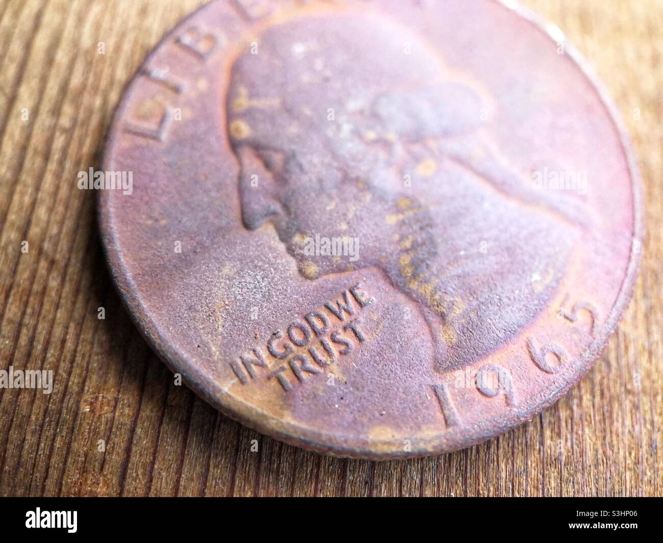 Rosty 1965 Quarter Dollar in einem Garten begraben gefunden. Stockfoto