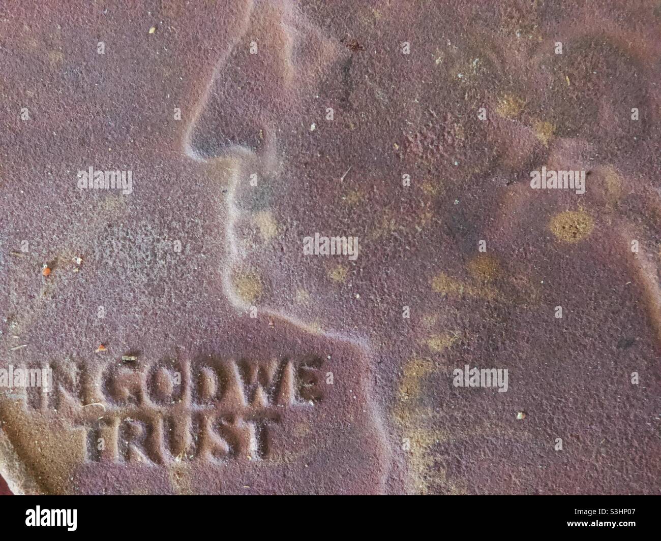 Verrostete alte US-Dollar-Münze mit dem Ausdruck „in God We Trust“. Stockfoto