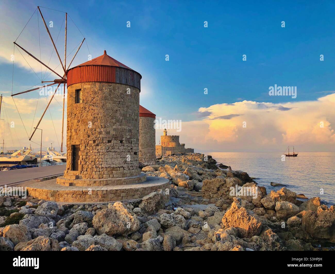 Berühmte Windmühlen im Mandraki Hafen auf Rhodos Insel, Griechenland. - Smartphone-aufgenommenes Stockfoto