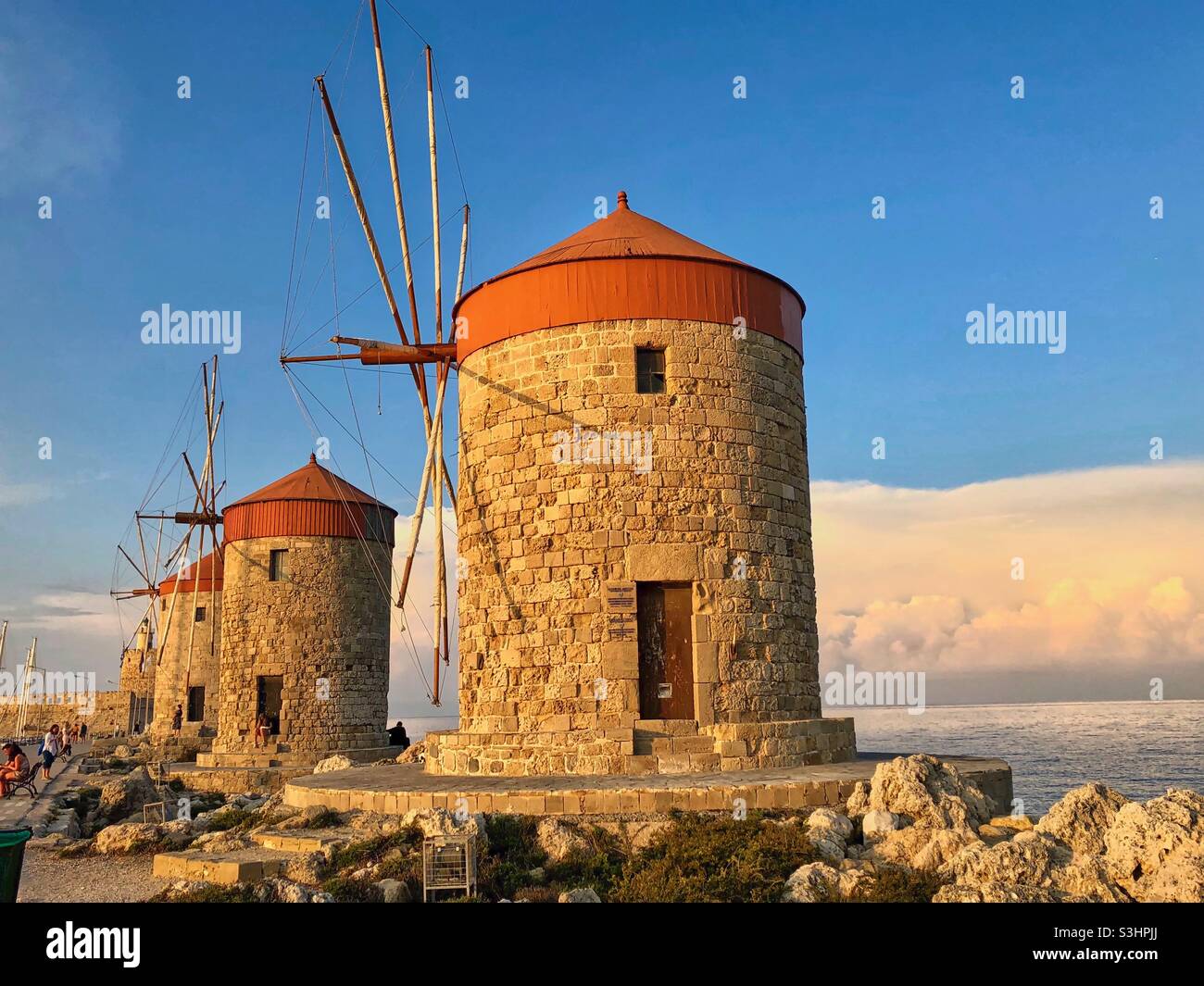 Berühmte Windmühlen im alten Mandraki-Hafen auf der Insel Rhodos, Griechenland. - Smartphone-aufgenommenes Stockfoto