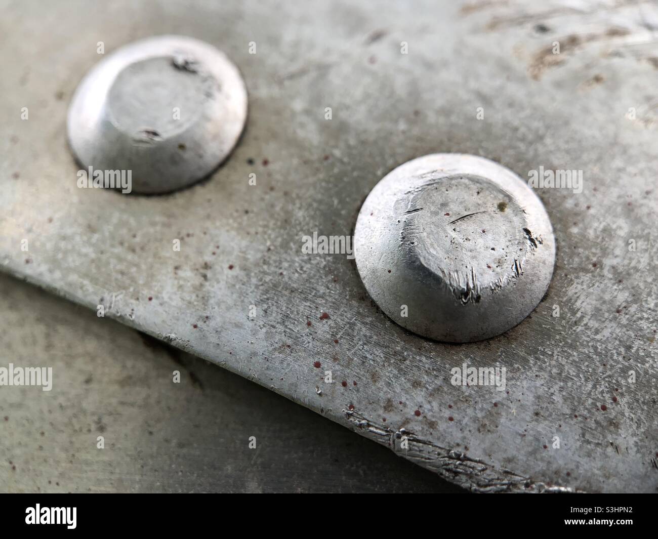 Aluminium-Nieten auf einem Kanu Stockfoto