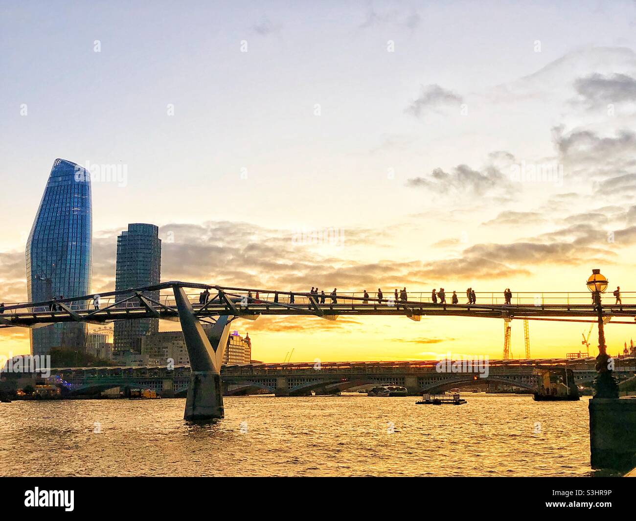 Sonnenuntergang in London mit Millennium Bridge - Smartphone-aufgenommenes Stockfoto