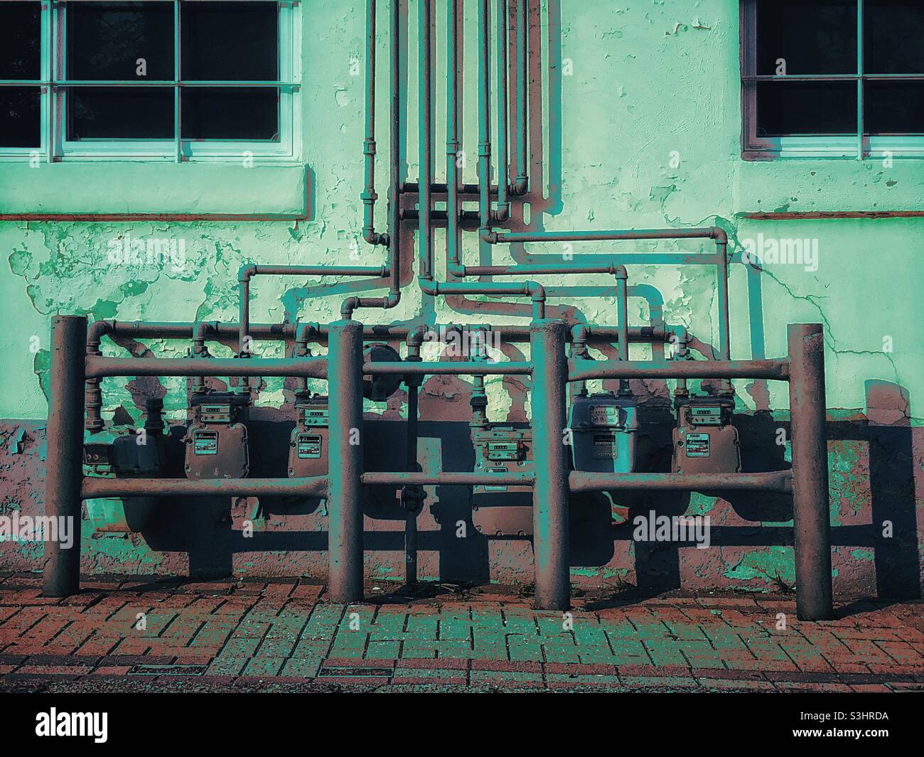 Erdgasinfrastruktur, Meter, Rohre am Industriegebäude in Perth, Ontario, August 2021. Das Originalbild wurde manipuliert. Stockfoto