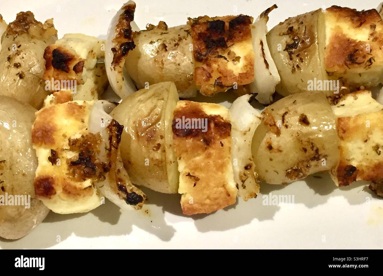 Kartoffel- und Halloumi-Spieße vom Grill Stockfoto