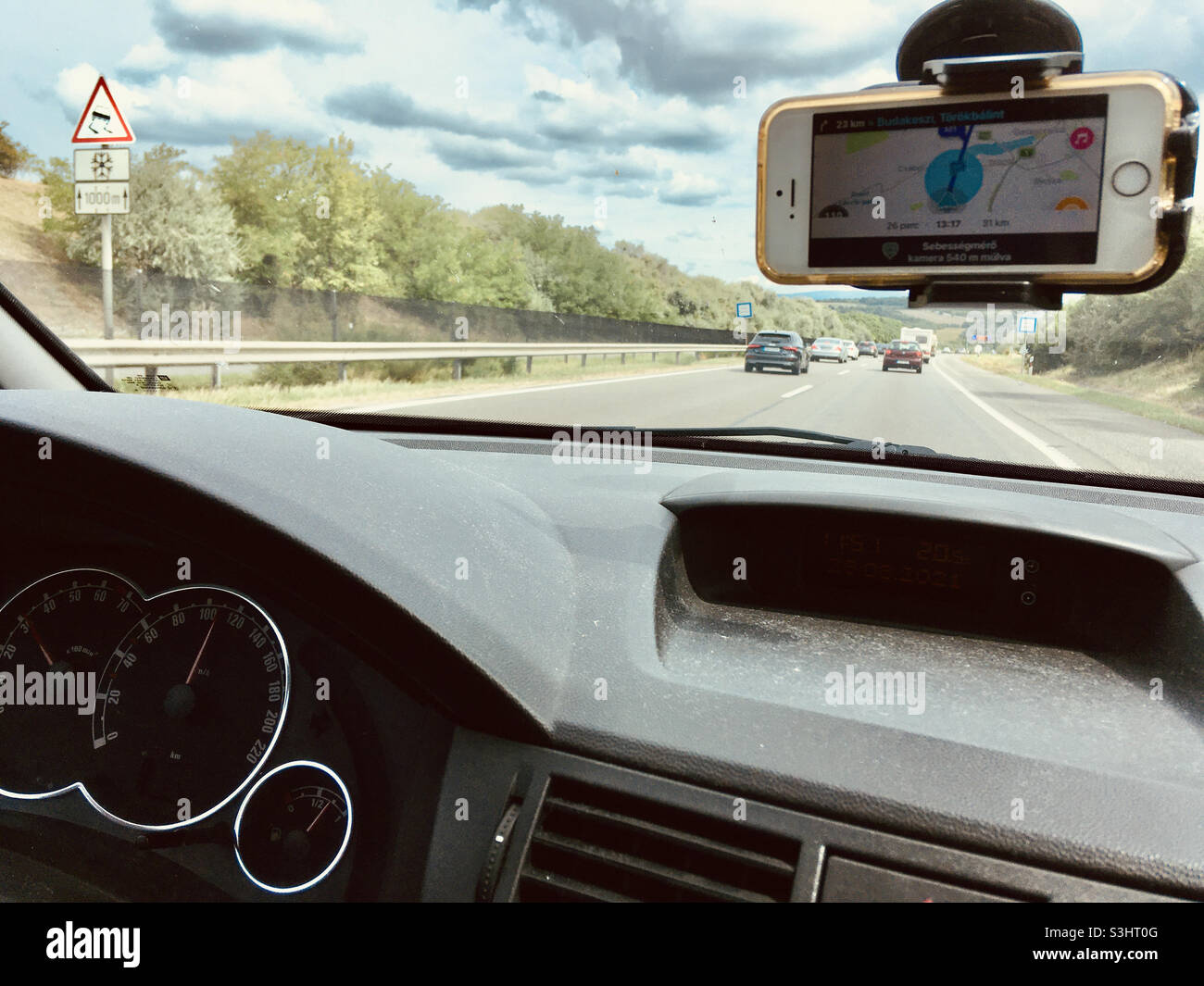 Fahren mit Geschwindigkeit 110 km/h auf der Autobahn M1 mit iPhone GPS, Ungarn - Smartphone-aufgenommenes Stockfoto