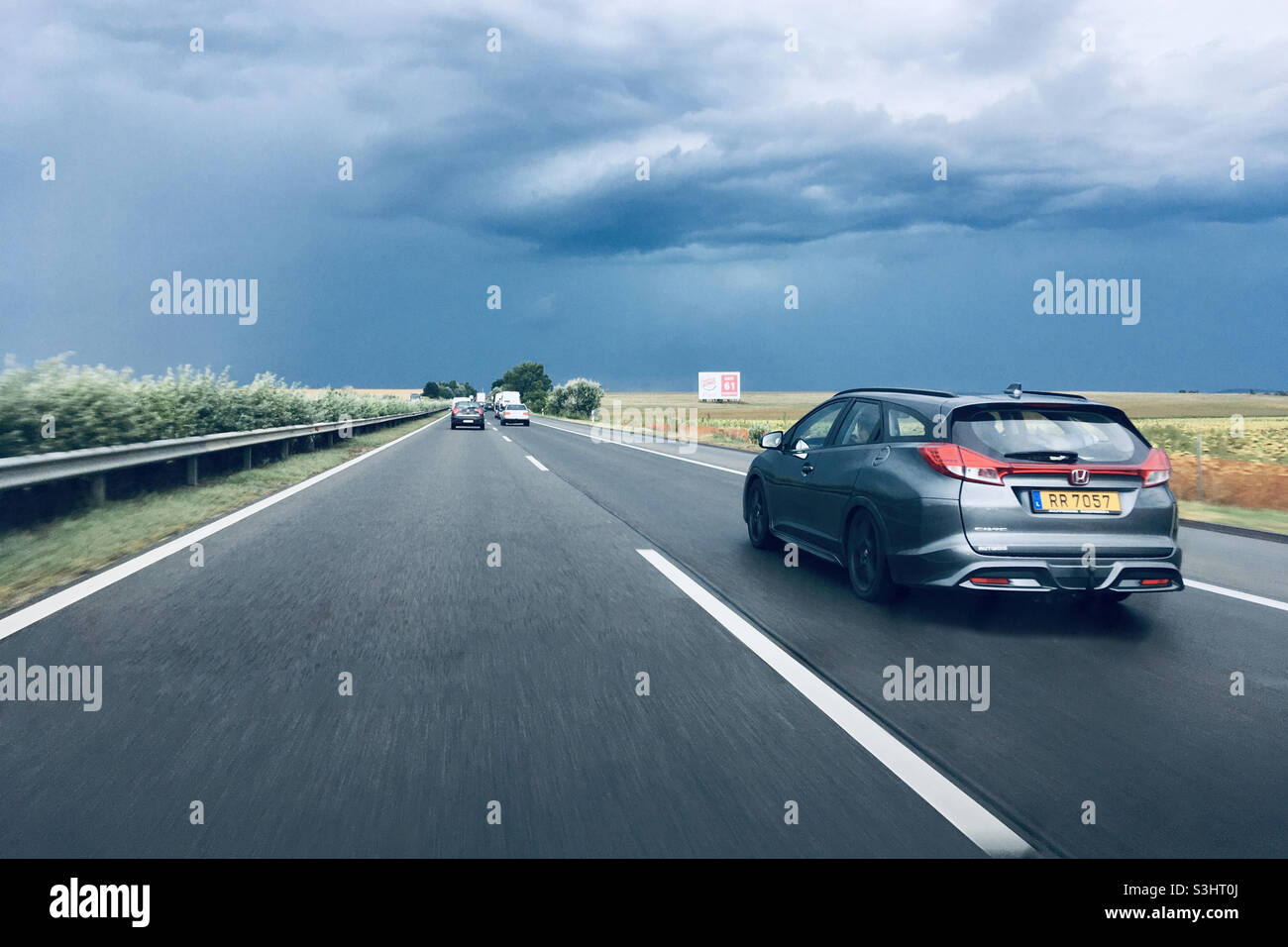 Autos fahren auf der Autobahn M1 in Richtung Sturm voraus, Ungarn - Smartphone-aufgenommenes Stockfoto
