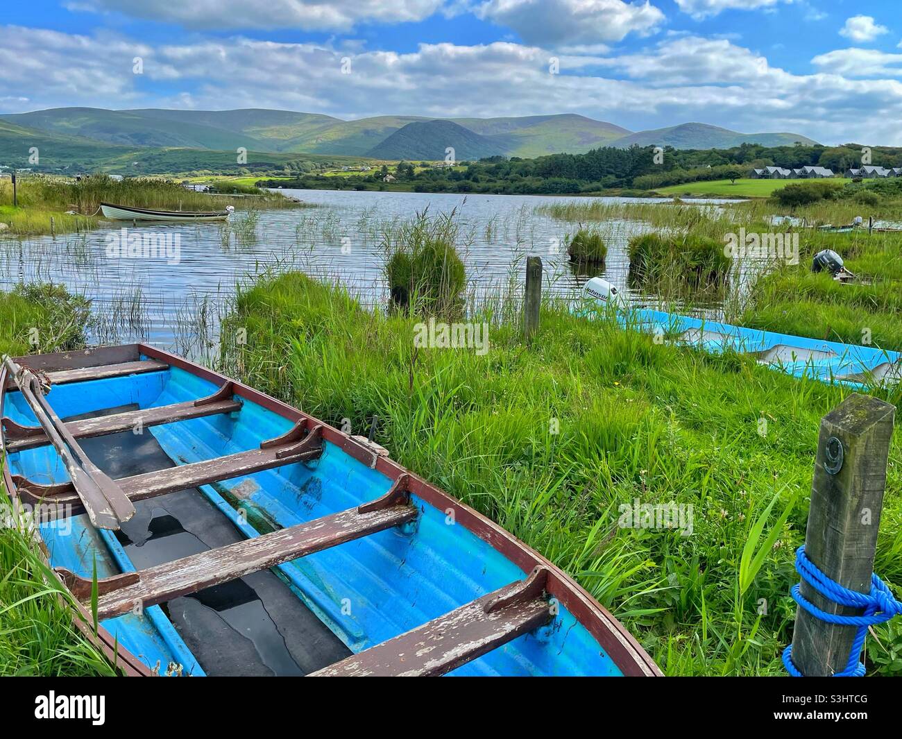 Blaues Boot, vertäut von Lough Currane, Waterville, County Kerry, Irland, August. Stockfoto