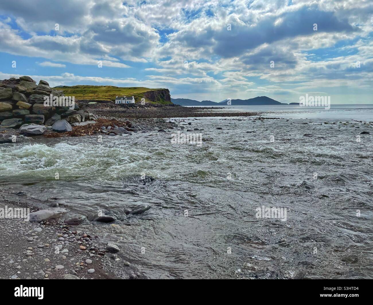 Ferienhaus am Meer, in der Nähe des Abflusses von Lough Currane, County Kerry, Irland, Waterville Beach, August. Stockfoto