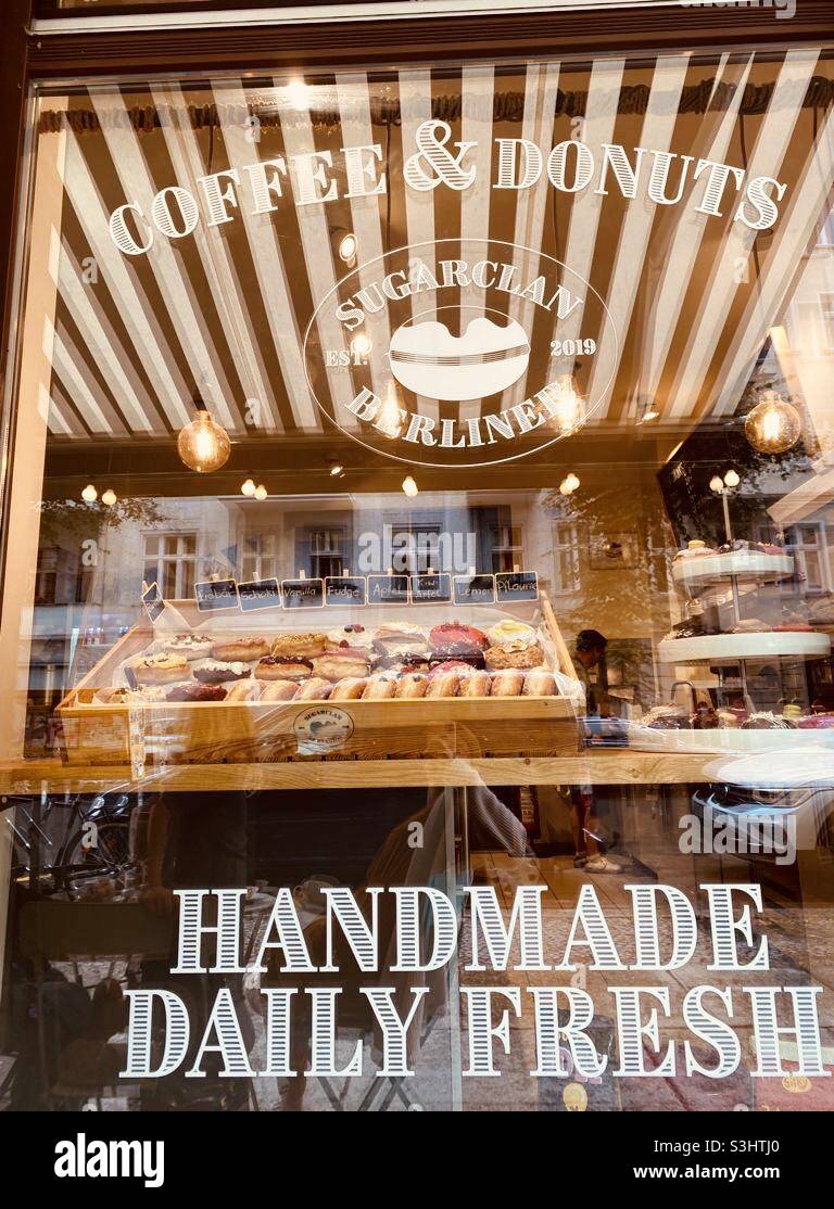 Kaffee & Donuts in Berlin - Smartphone-aufgenommenes Stockfoto