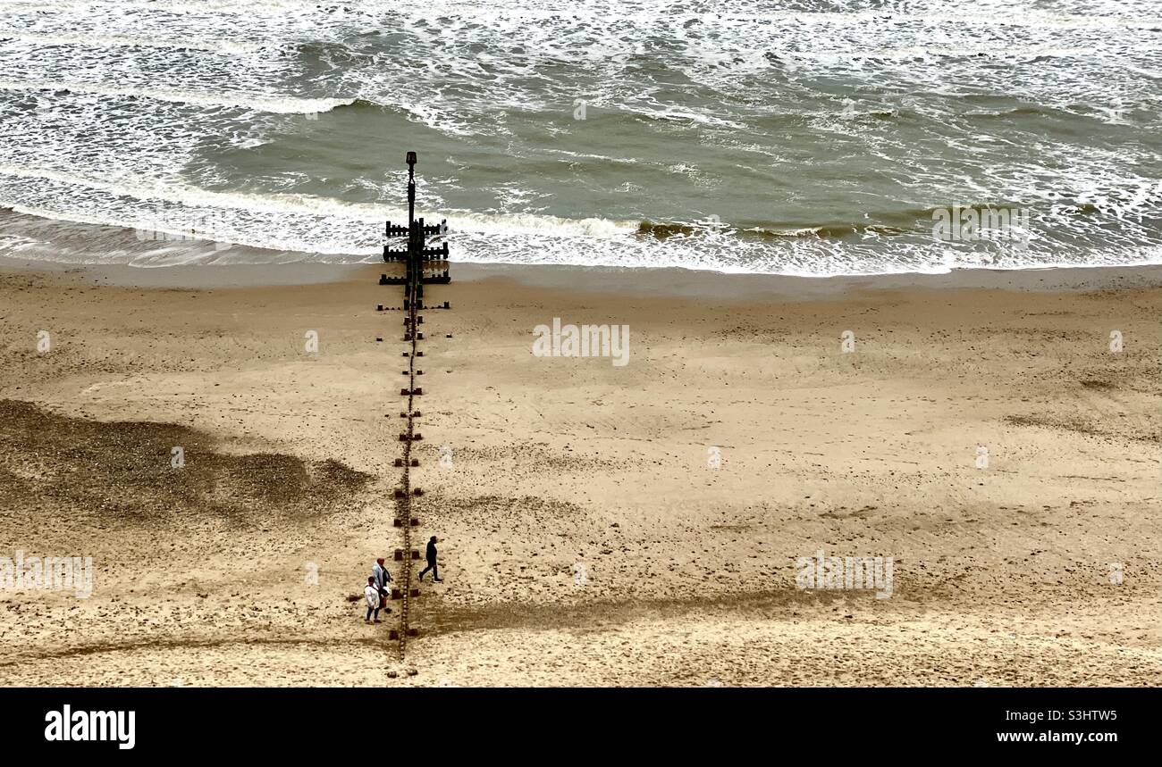 Menschenleerer Strand am windigen Feiertagswochenende Stockfoto