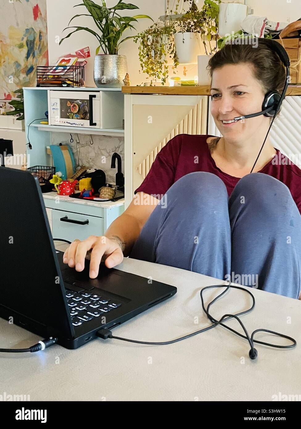 Arbeiten von zu Hause aus - Smartphone-aufgenommenes Stockfoto