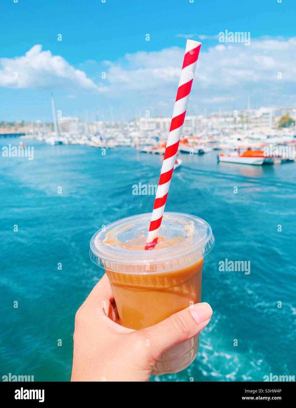 Nehmen Sie Eiskaffee mit Stockfoto