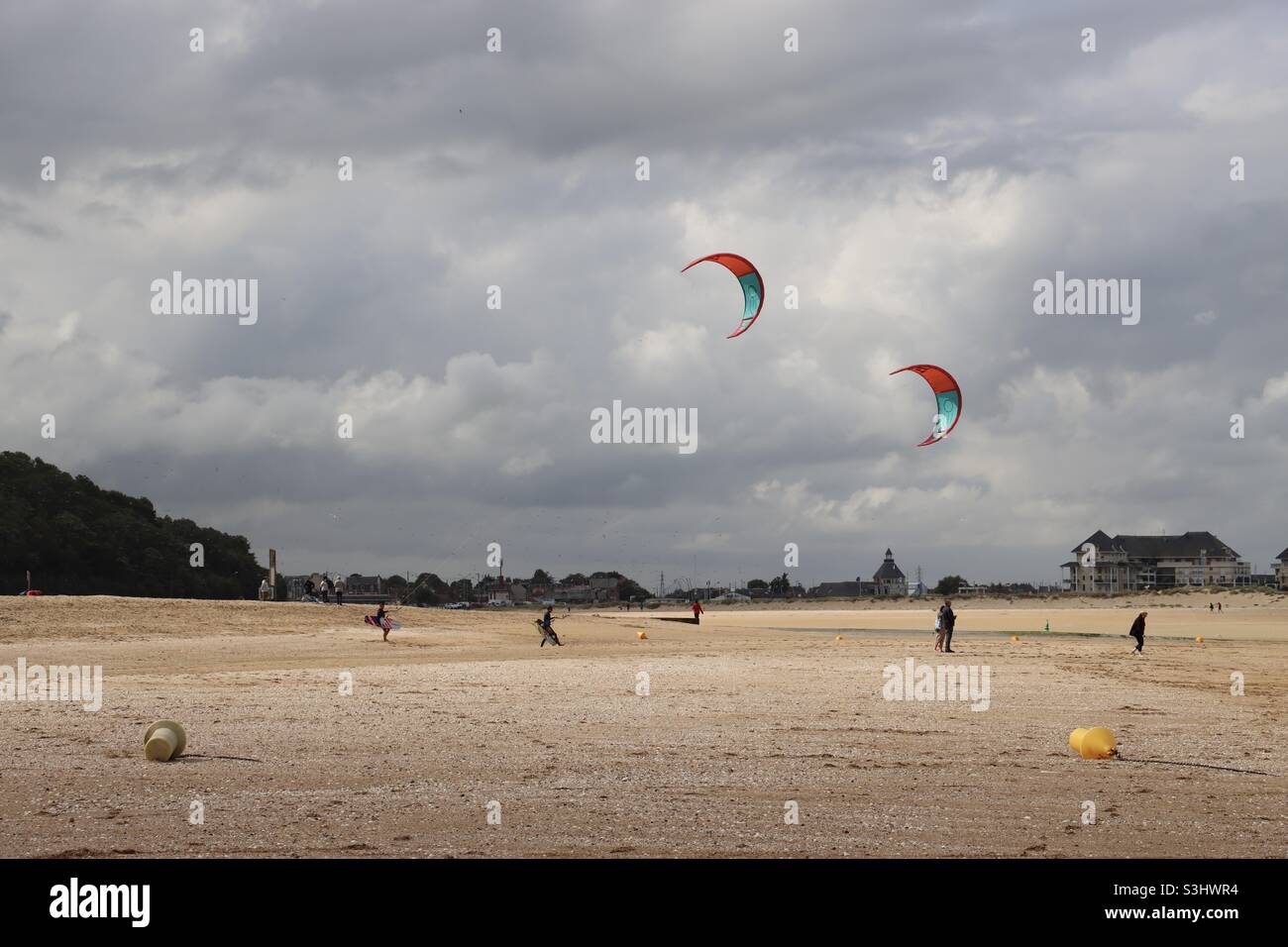 Leute Kitesurfen Genießen Sie das letzte Wochenende des Sommerurlaubs am Strand von Houlgate im französischen Departement Calvados in der Normandie am 30. august 2021 - Smartphone-aufgenommenes Stockfoto
