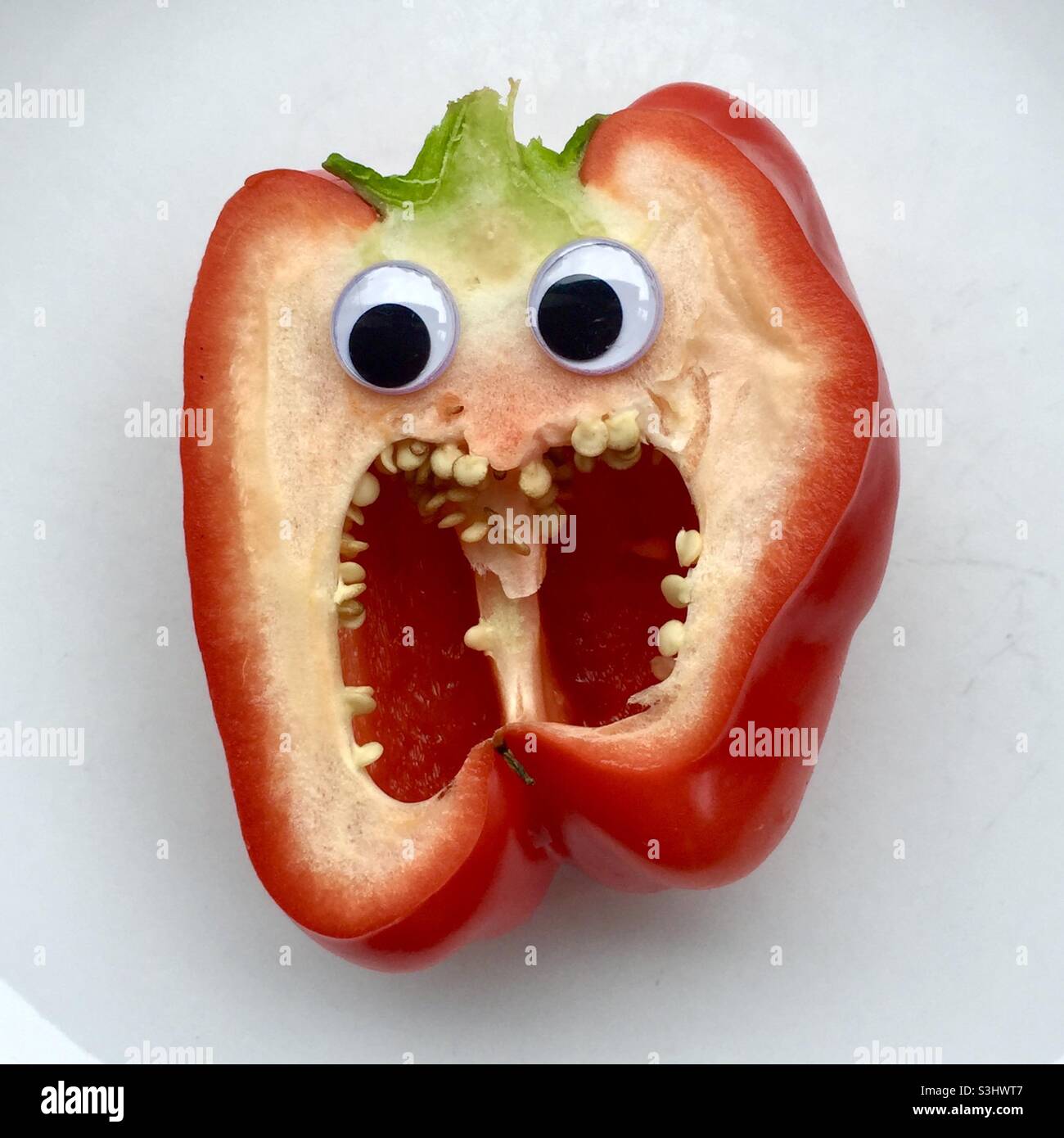 Rote Paprika mit kreischenden Gesicht schneiden Stockfoto