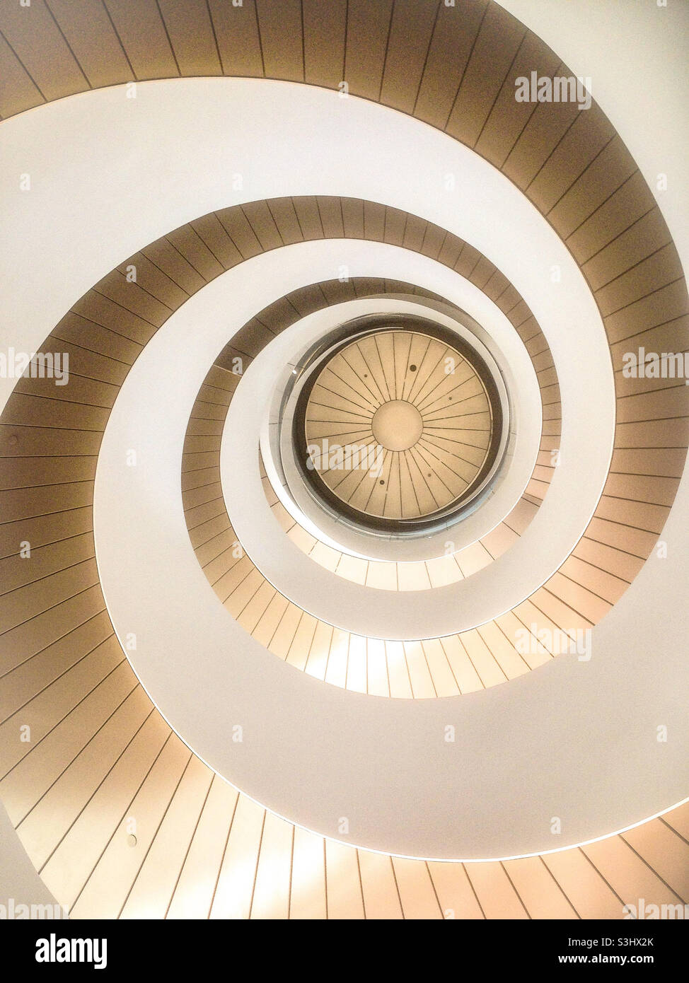 Die doppelte Wendeltreppe an der University of Technology Sydney Australia von unten wird abstrakt Stockfoto