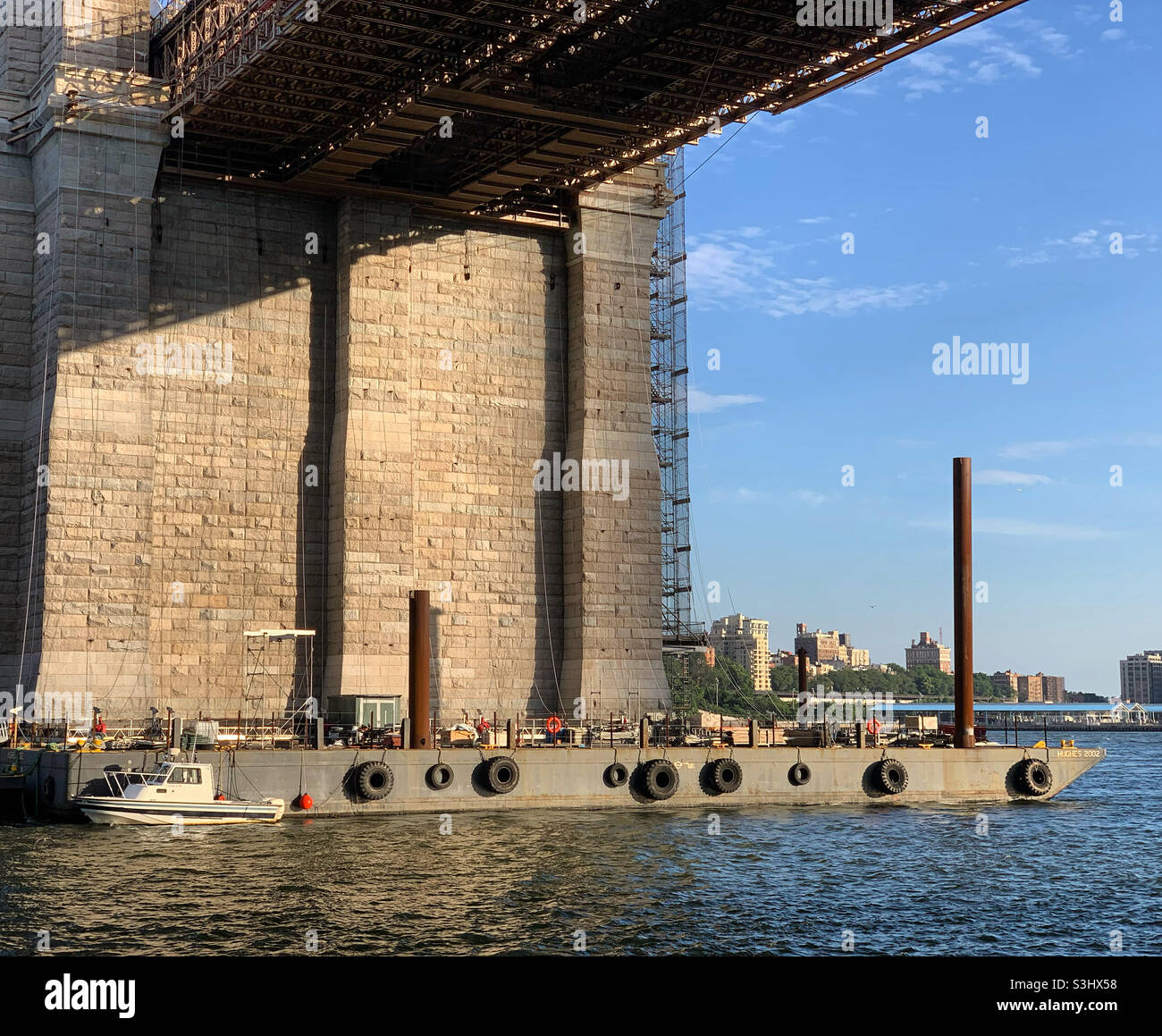 August 2021, ein Lastkahn im East River, unter der Brooklyn Bridge, New York, New York, USA Stockfoto