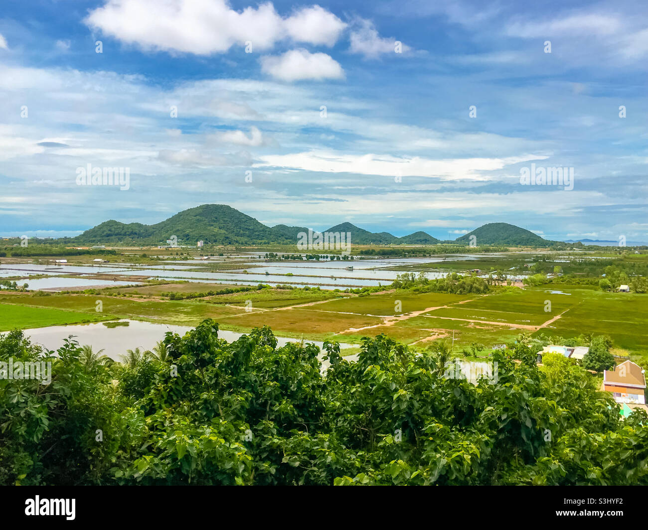 Die Luftaufnahme des Feldes mit Bergen und Meer in der Nähe von Thach Dong (Steinhöhle), Ha Tien Stadt, Kien Giang Provinz, Vietnam Stockfoto