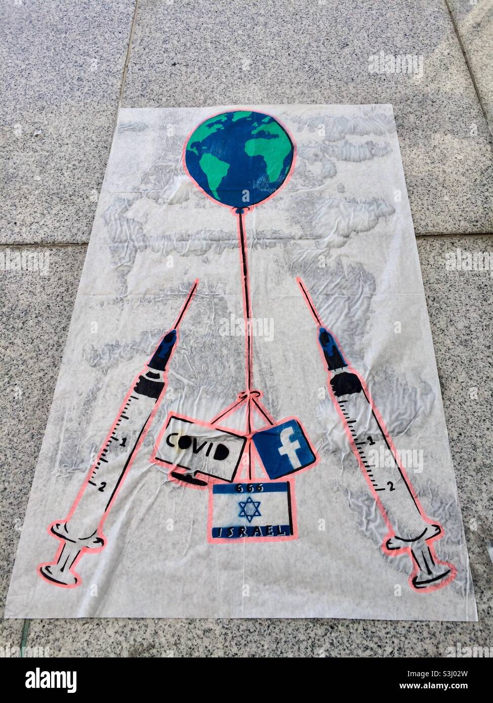 Street Art-Poster, das die Verschwörungstheorie der Pandemie Covid 19 mit Illustrationen von Spritzen in Sofia, Bulgarien, ab Januar 2021 darstellt. - Smartphone-aufgenommenes Stockfoto