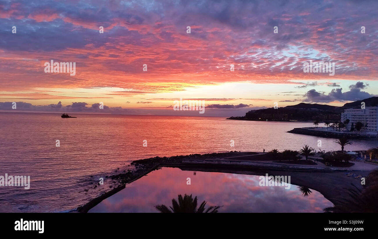 Farbenfroher Himmel in Arguineguin, Gran Canaria, Spanien Stockfoto