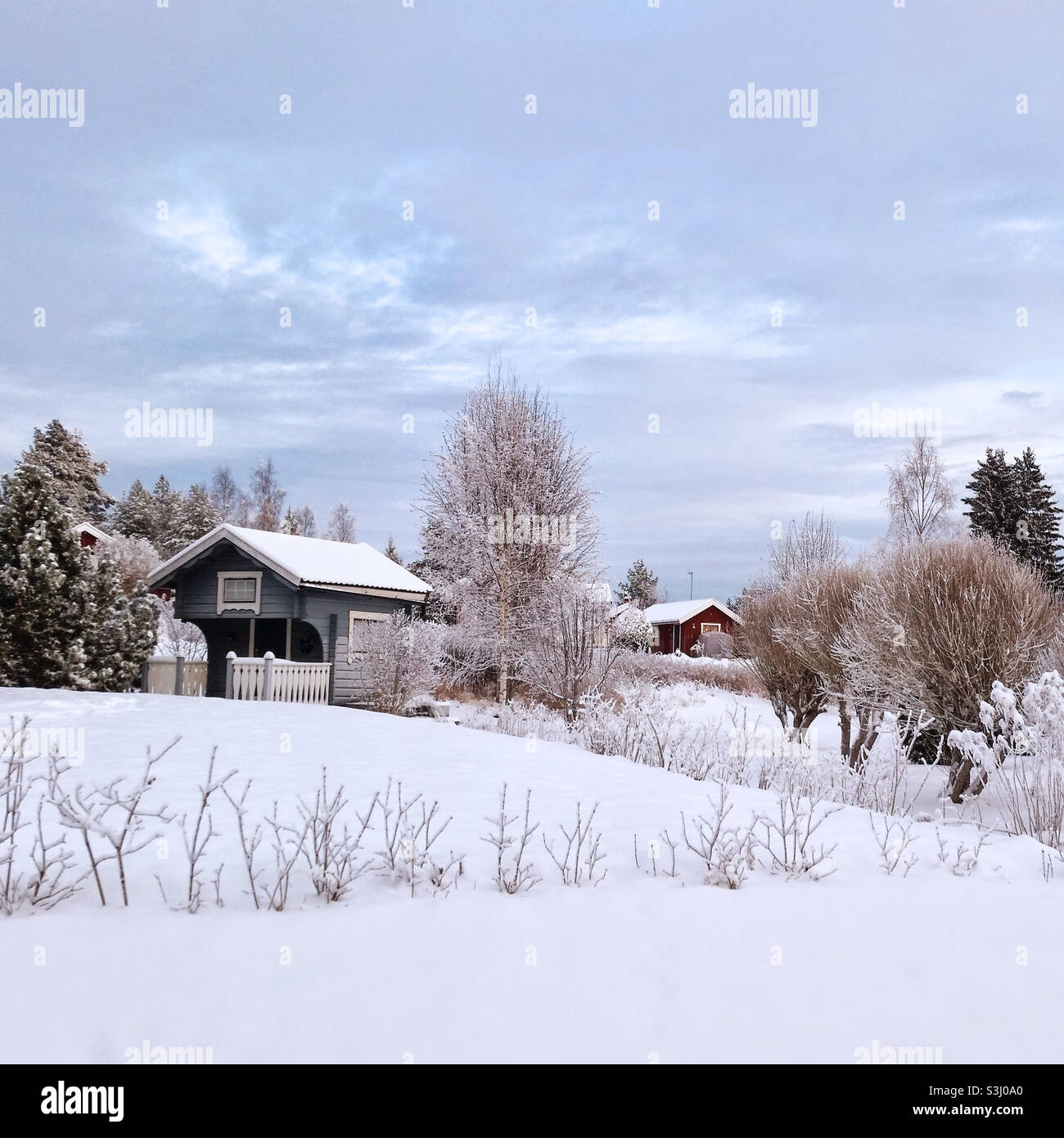 Verschneite Ortschaft in Dalarna, Schweden Stockfoto