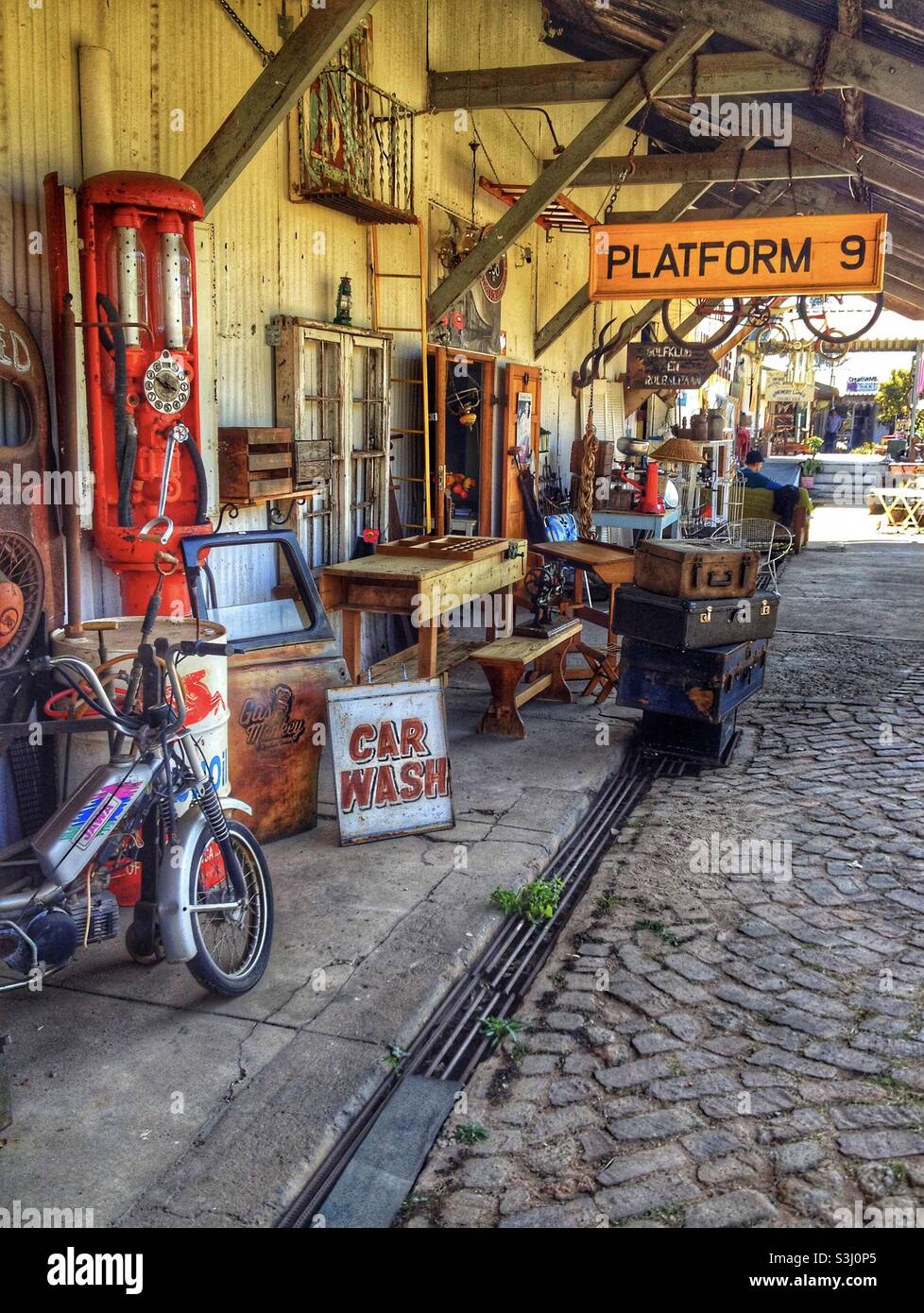 Ein rustikales und skurriles Antiquitätengeschäft in der historischen Diamantengräberstadt Cullinan, Südafrika Stockfoto