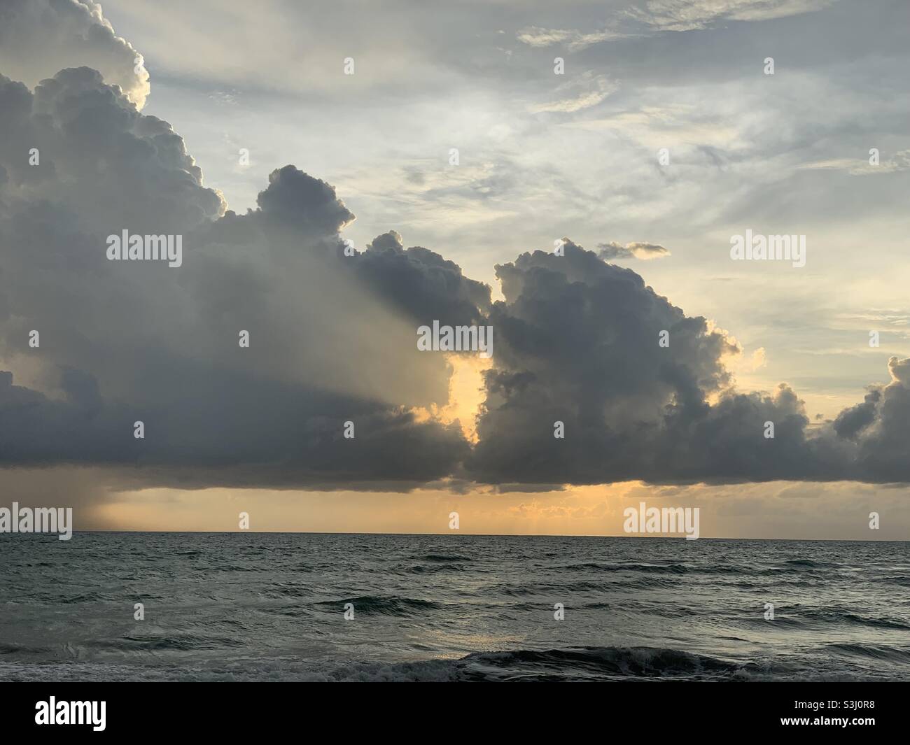 Sonnenuntergang am Strand Stockfoto