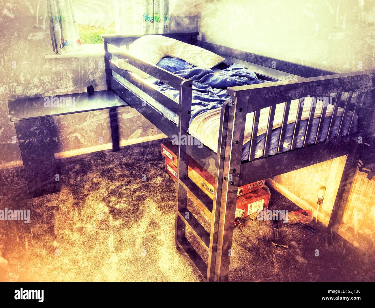 Jungen neues Hochbett im Schlafzimmer, Grunge-Filter angewendet Stockfoto