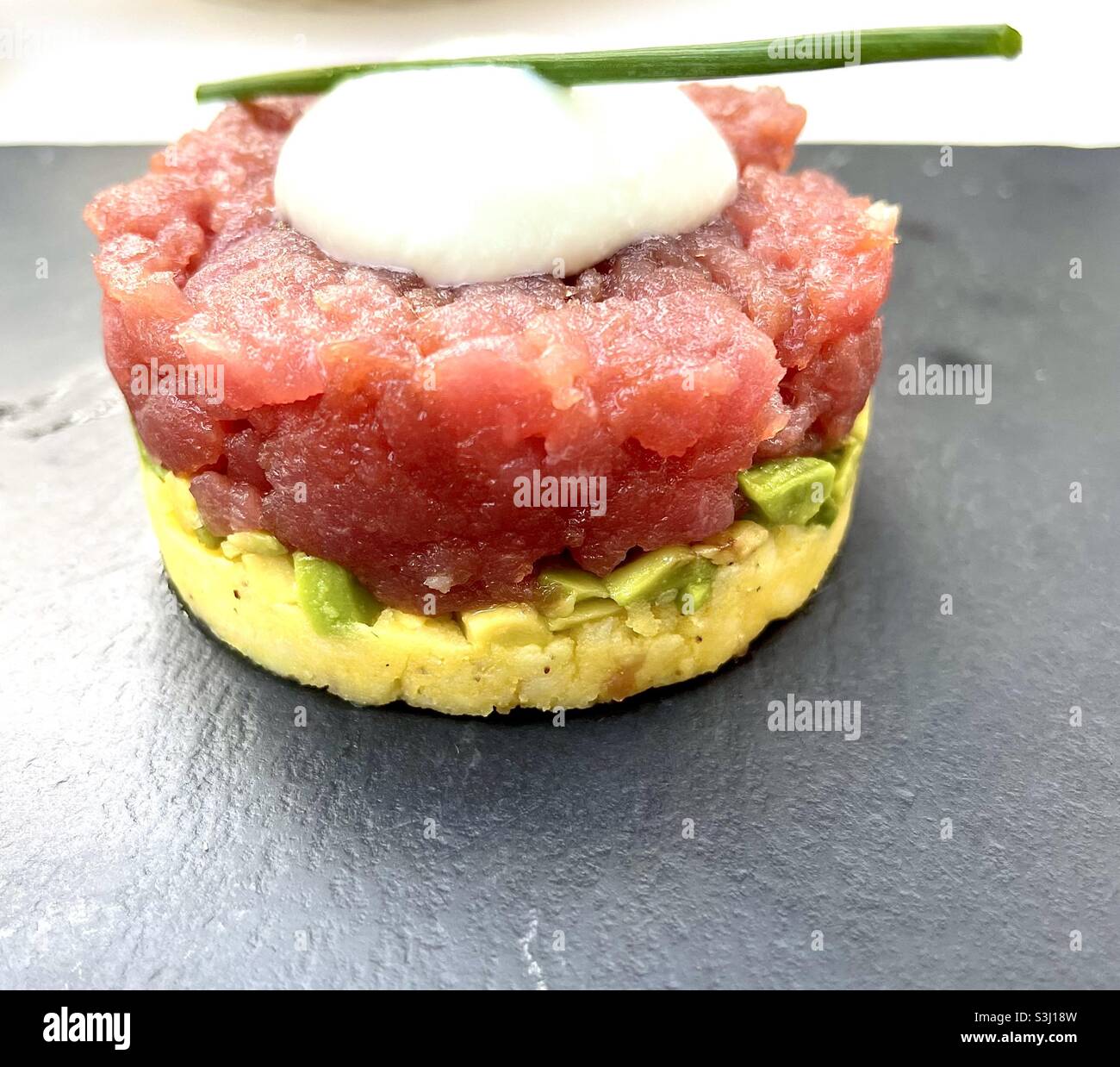 Thunfisch-Tartare mit Avocado und Kartoffeln Stockfoto