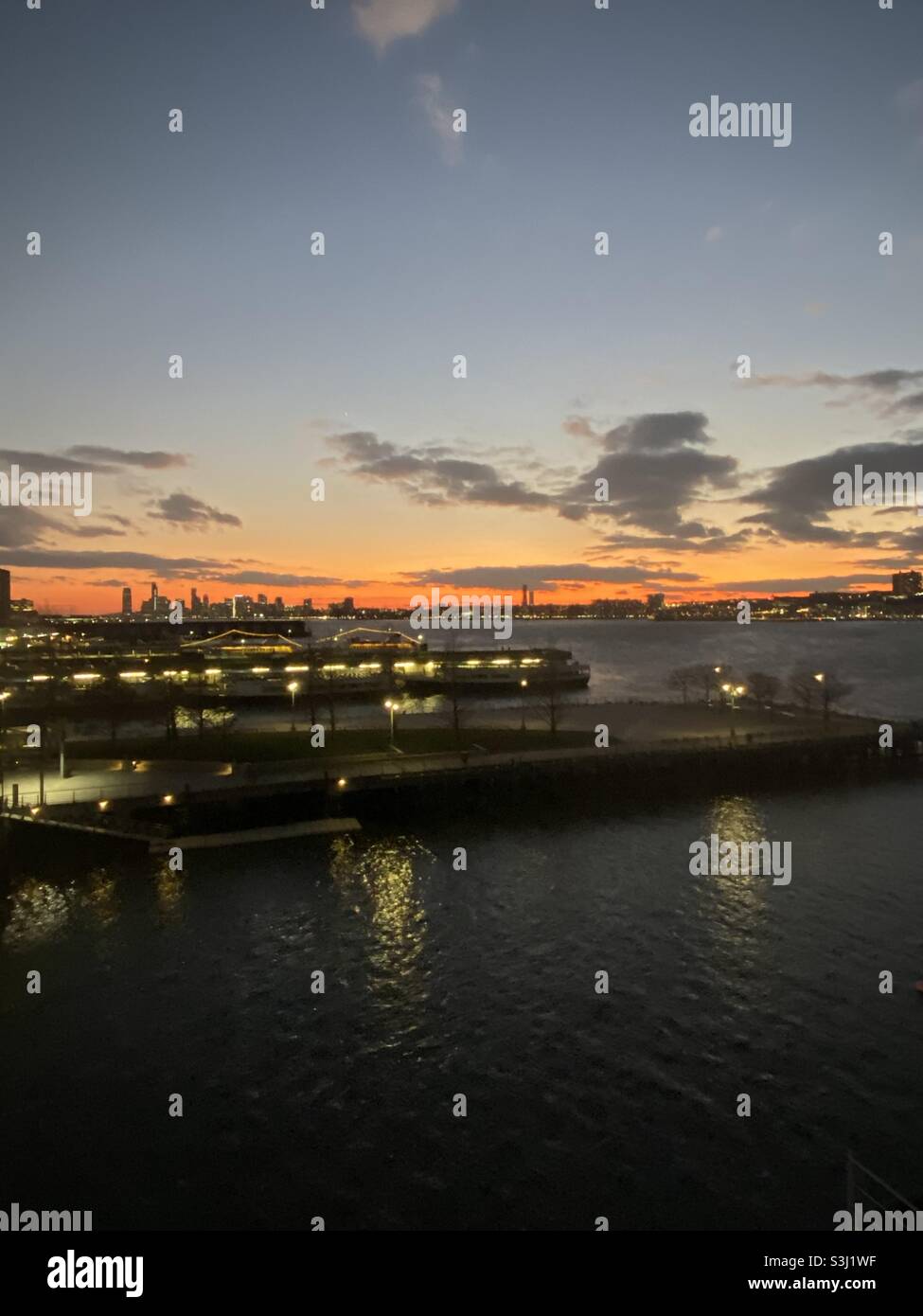 Sonnenuntergang über der Skyline von New York, aufgenommen von der USS Intrepid auf dem Hudson River im Dezember 2019 Stockfoto