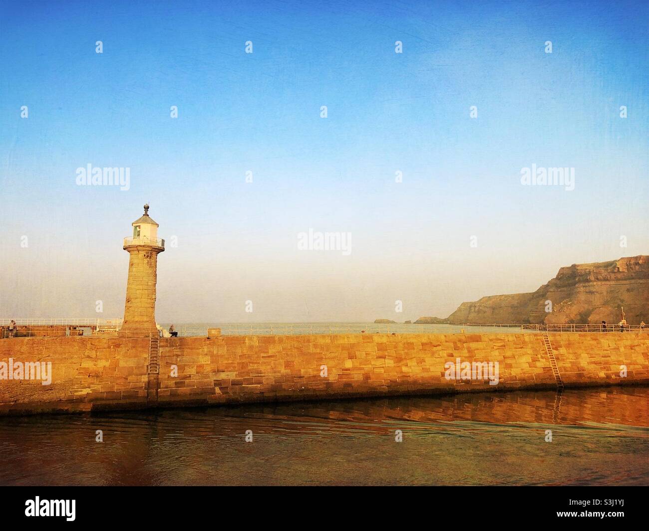 Der alte Leuchtturm am East Pier, Whitby Stockfoto